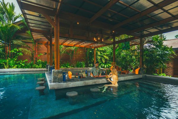 Amor Arenal swim up bar