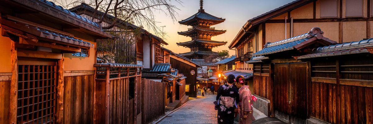 Kimonos women Kyoto Japan min