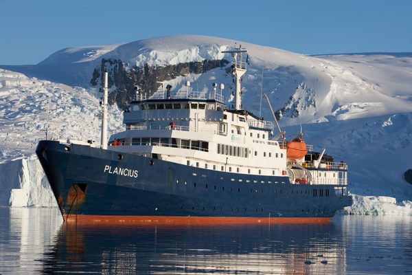 MV Plancius Oceanwide Expeditions Mike Louagie Oceanwide expeditions min